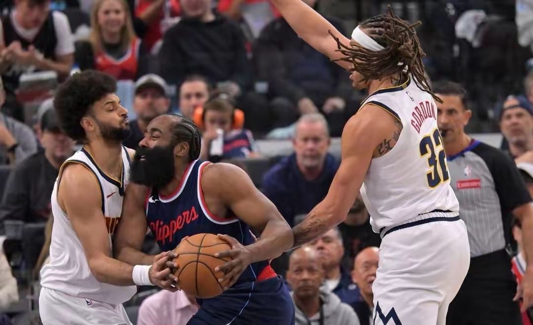 爱游戏官方-篮网险胜快船，布克统治全场